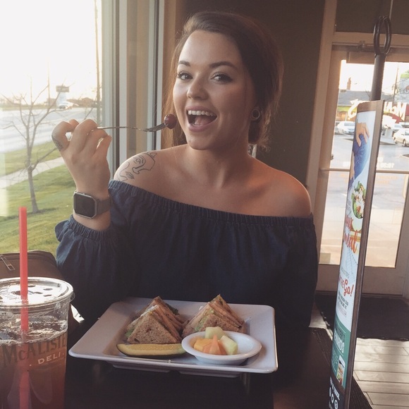 Profile Picture of Jolie Thomas (@venzena) on Poshmark