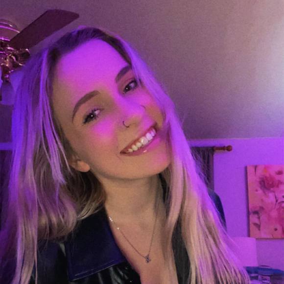 Profile Picture of Cassie Leone (@cassieleone) on Poshmark