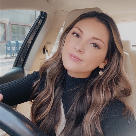 Profile Picture of Hanah Sedia (@hanahsedia) on Poshmark