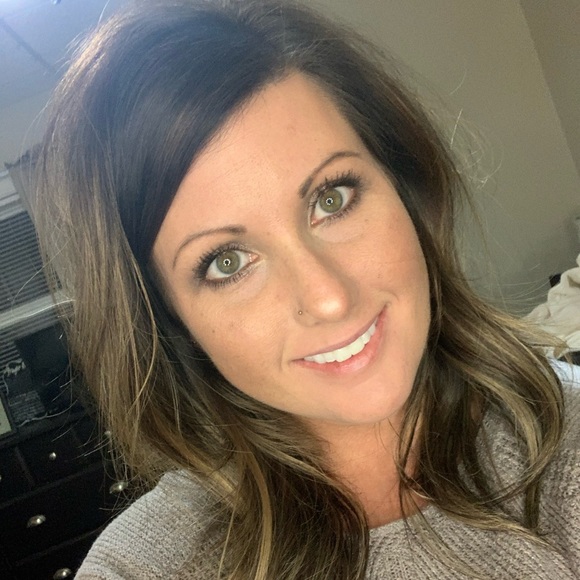 Profile Picture of Amanda Downs (@aldowns87) on Poshmark