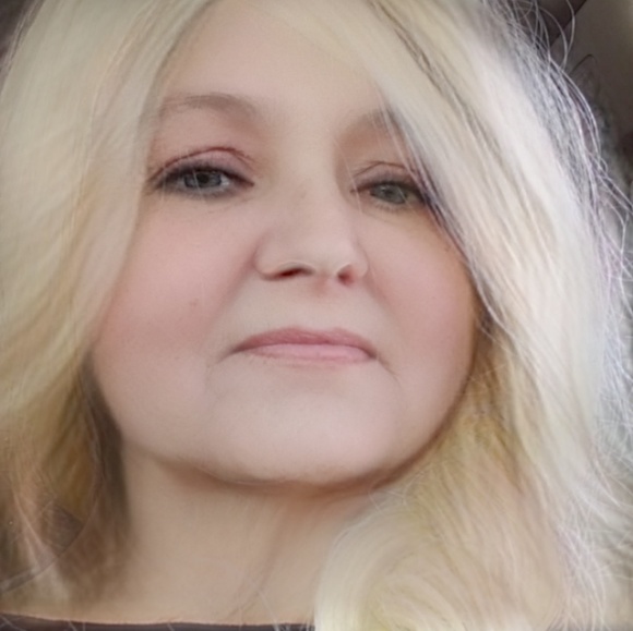 Profile Picture of Leesa Box-zeigler (@lissyboxzeigler) on Poshmark