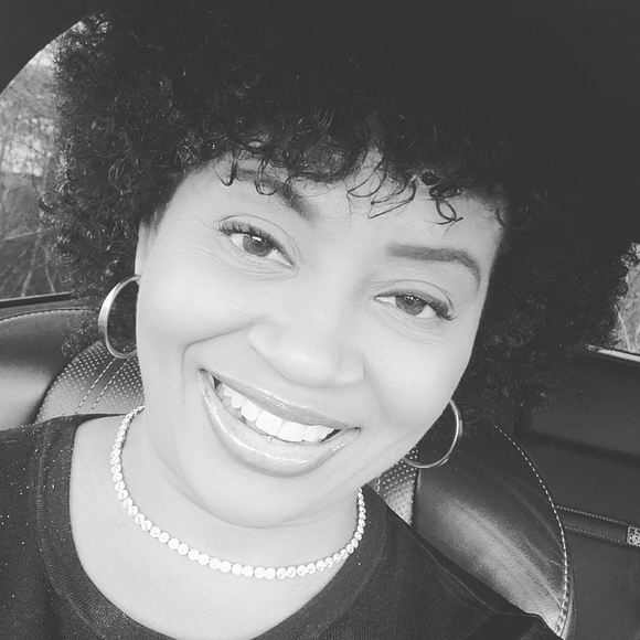 Profile Picture of Erica Mahoney (@mahoneyer) on Poshmark