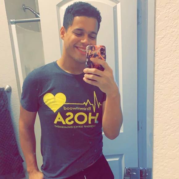 Profile Picture of Joshua Estrada (@yaweyjosue) on Poshmark