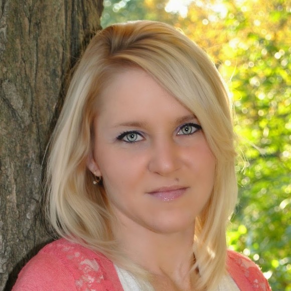 Profile Picture of Lori Staskiewicz (@lorilynn1076) on Poshmark