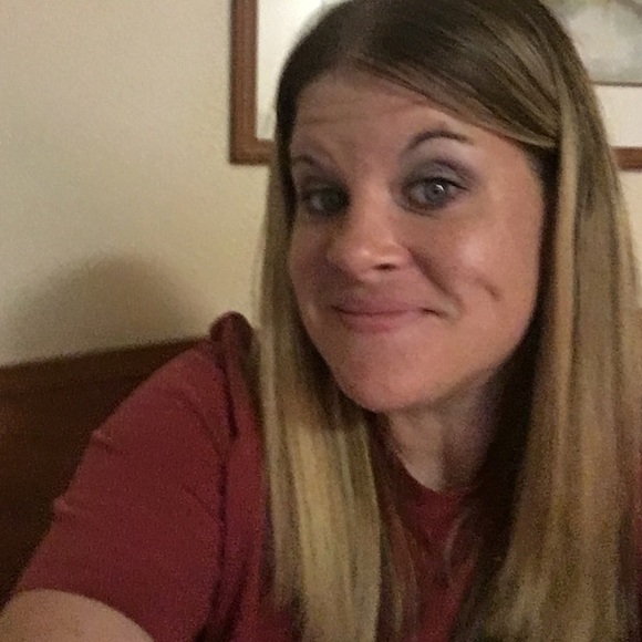 Profile Picture of Ashley Lassen (@prettyfrog) on Poshmark