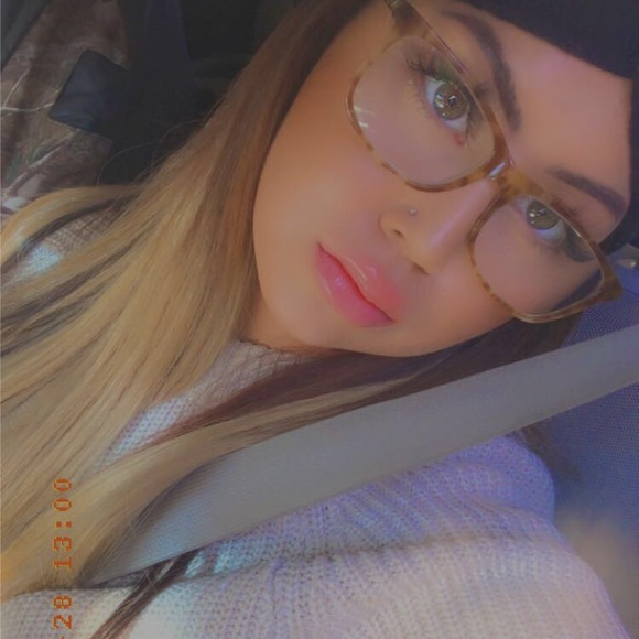 Profile Picture of Amanda Hughes (@mandaahugs) on Poshmark