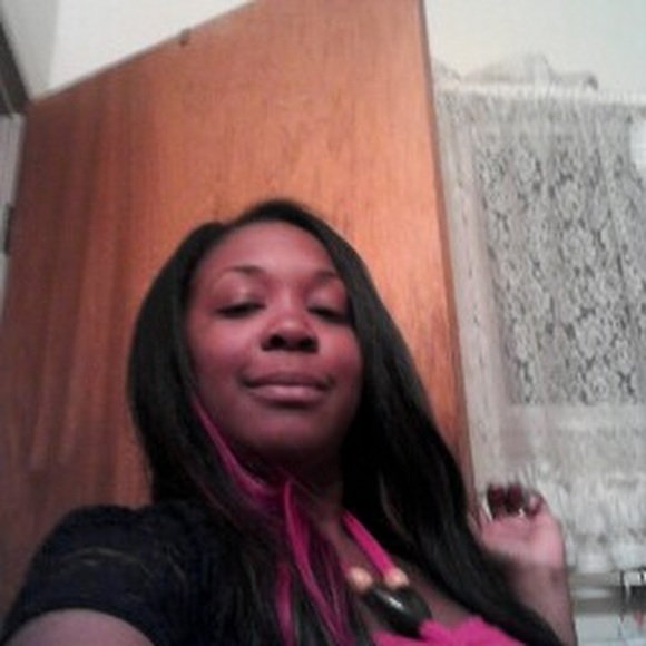 Profile Picture of Angela Edwards (@cokoloco81) on Poshmark