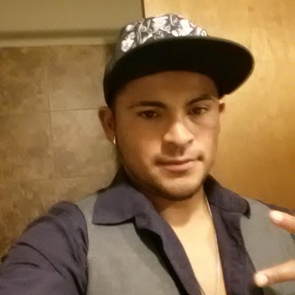 Profile Picture of David Linares (@davidlinares923) on Poshmark