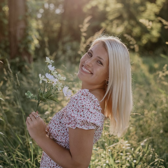 Profile Picture of Carlie Remington (@carlieremington) on Poshmark