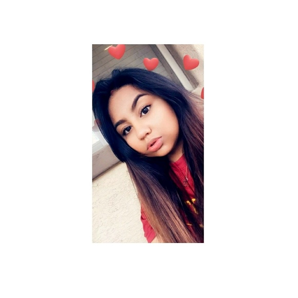 Profile Picture of Mavely Aranda (@mavelyyyy) on Poshmark