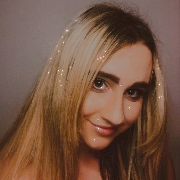 Profile Picture of Victoria Broadley (@victoria_broad) on Poshmark