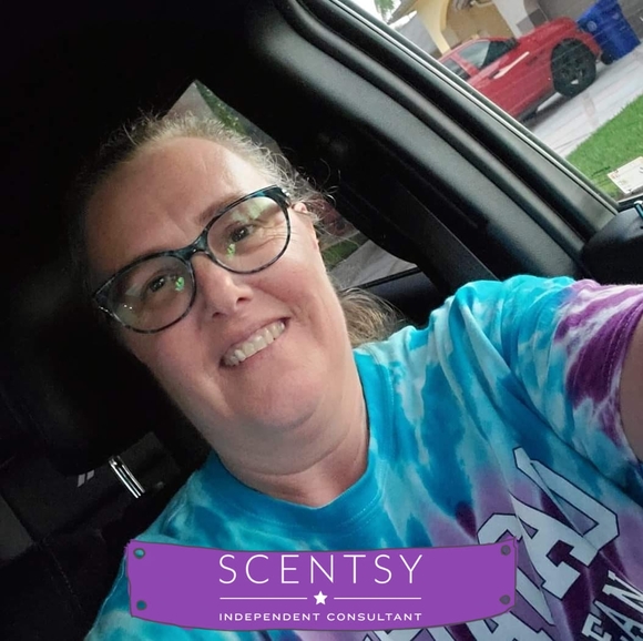 Profile Picture of Kelly-anne Smith-cozzati (@kcozzati) on Poshmark