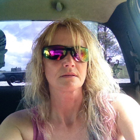 Profile Picture of Jeanie Lloyd (@cusinbit) on Poshmark