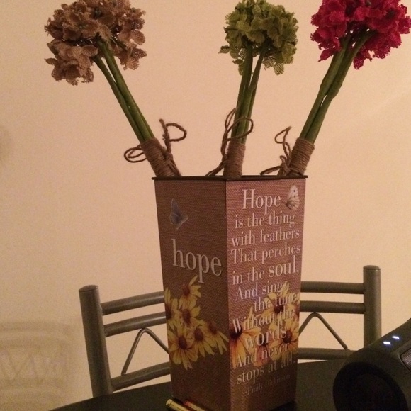 Profile Picture of Maria Amesty (@mariafamesty) on Poshmark