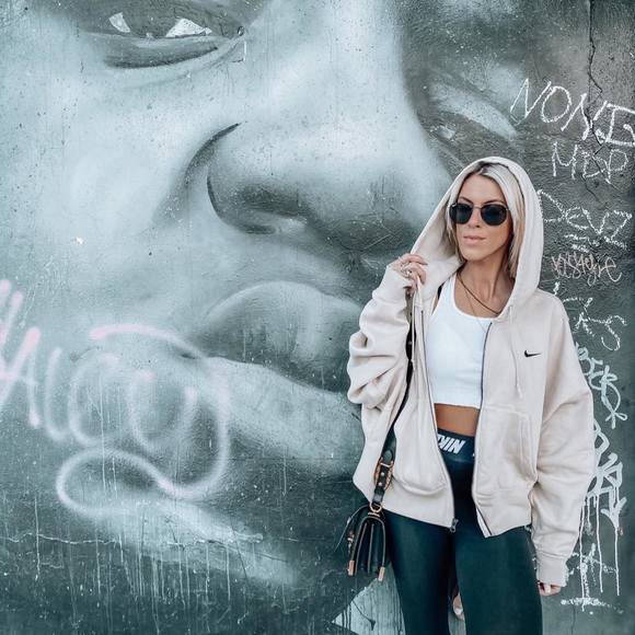 Profile Picture of Abbey Fickley (@afickkkk) on Poshmark