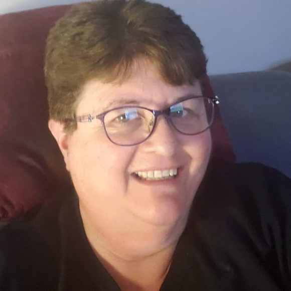 Profile Picture of Robin Robinson (@robinsrl) on Poshmark