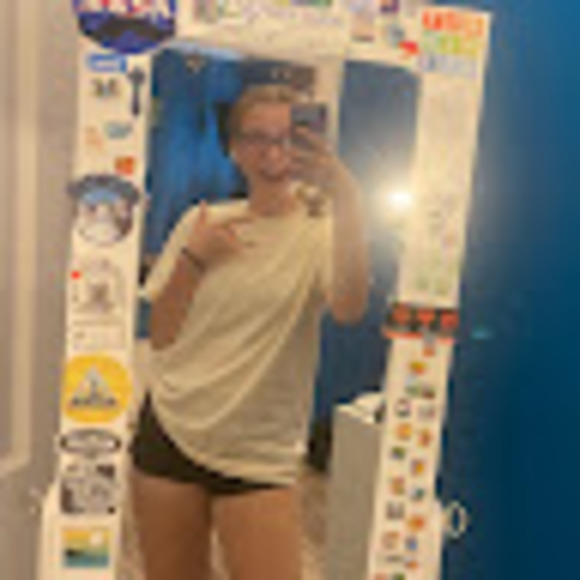 Profile Picture of Lillian Stephens (@lilliansteph910) on Poshmark