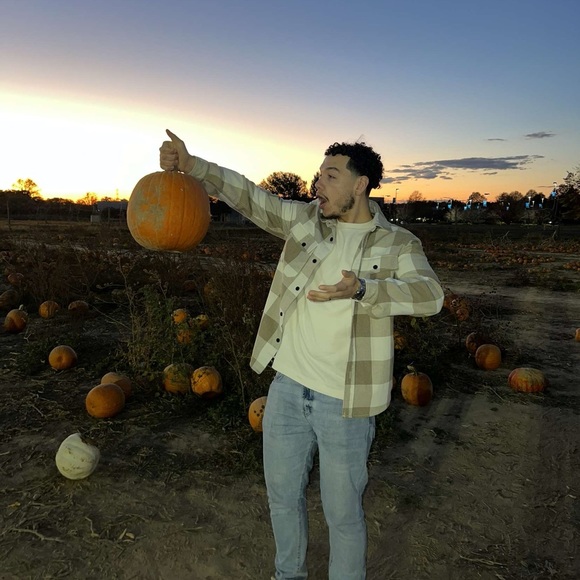 Profile Picture of Aaron Knellinger (@atraaron) on Poshmark