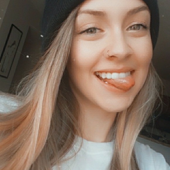 Profile Picture of Alexandra Hull (@dazeymoon) on Poshmark