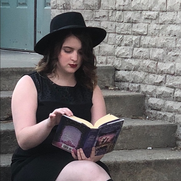 Profile Picture of Celisa Phillips (@landofstories) on Poshmark