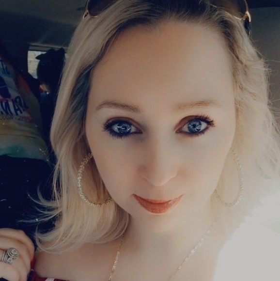 Profile Picture of Pamela Gonzalez (@pmg88) on Poshmark