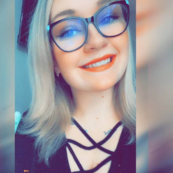 Profile Picture of Annika Knowlden (@aholbrook16) on Poshmark