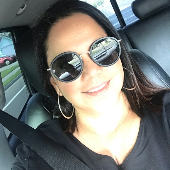 Profile Picture of Gissela Cardona (@gissec24) on Poshmark