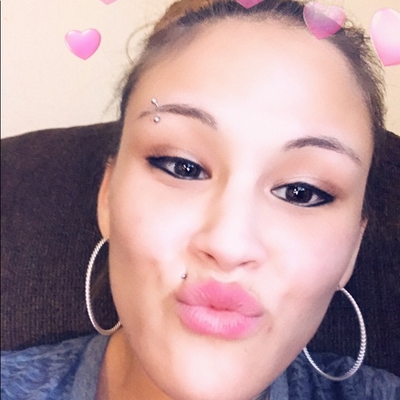 Profile Picture of Natalia Schneider (@nschneider99) on Poshmark