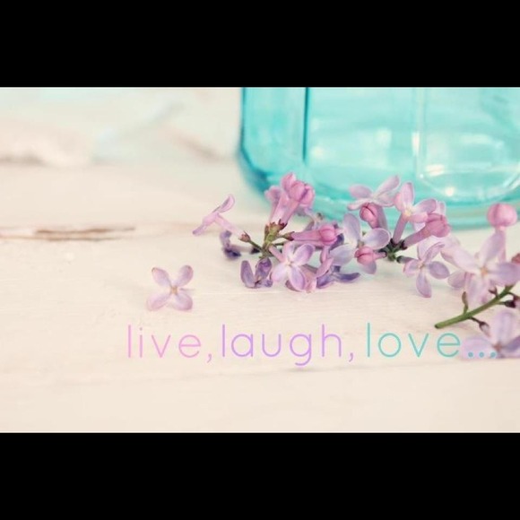 Profile Picture of Claudia Wong (@gisseve) on Poshmark