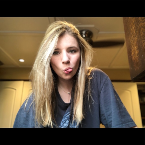 Profile Picture of Avery Wade (@avreywade21) on Poshmark