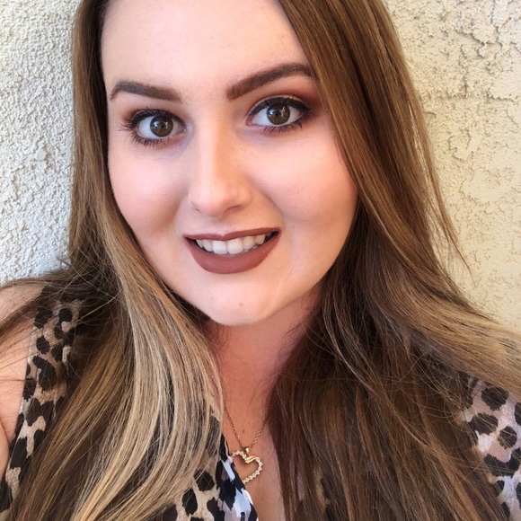 Profile Picture of Amber Doyle (@amberdoyle1995) on Poshmark