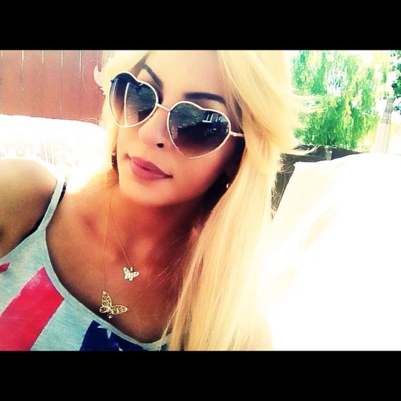 Profile Picture of Bianca Fernandez (@avii0929) on Poshmark