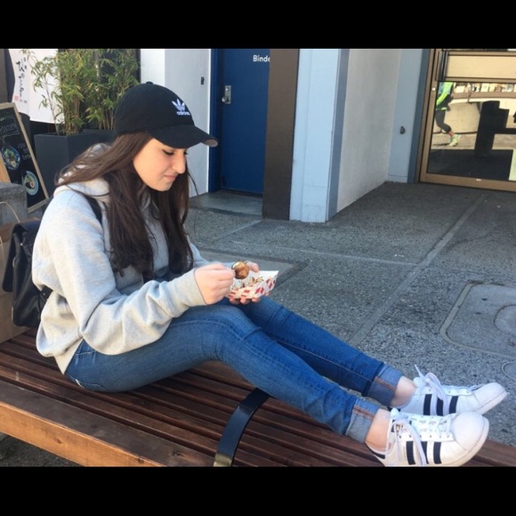 Profile Picture of Hannah Gabany (@hannahg3211) on Poshmark