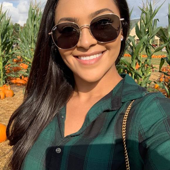 Profile Picture of Jacqueline Serna (@jacqserna) on Poshmark