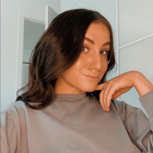 Profile Picture of Émilie Lauzon (@lauzonem) on Poshmark