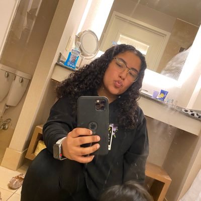 Profile Picture of :) (@GiselleRivas18) on Twitter