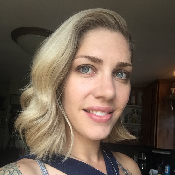 Profile Picture of Jessi Holycross (@jessi_holycross) on Poshmark