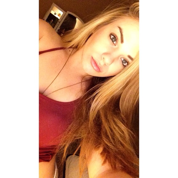 Profile Picture of Juliana Roberts (@julovesit) on Poshmark
