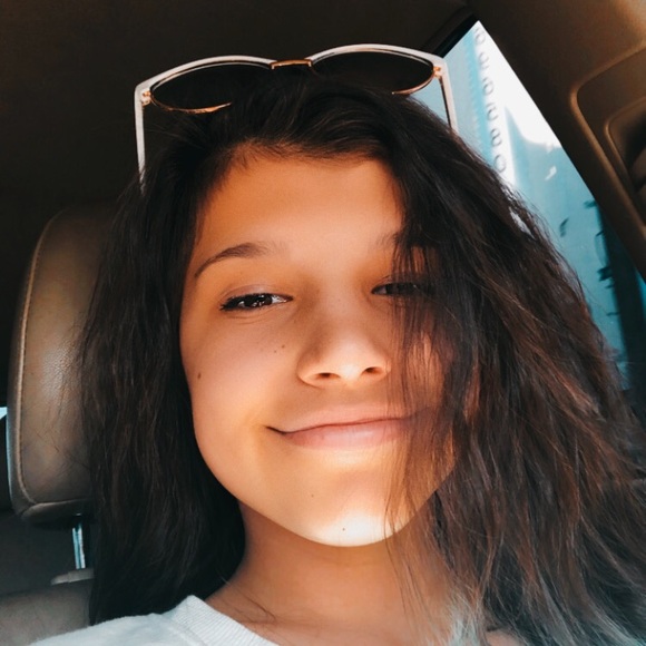 Profile Picture of Isabella Rego (@bellarego) on Poshmark