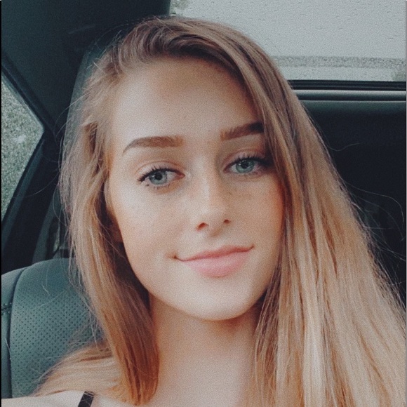 Profile Picture of Elizabeth Helmich (@ehelmich9) on Poshmark