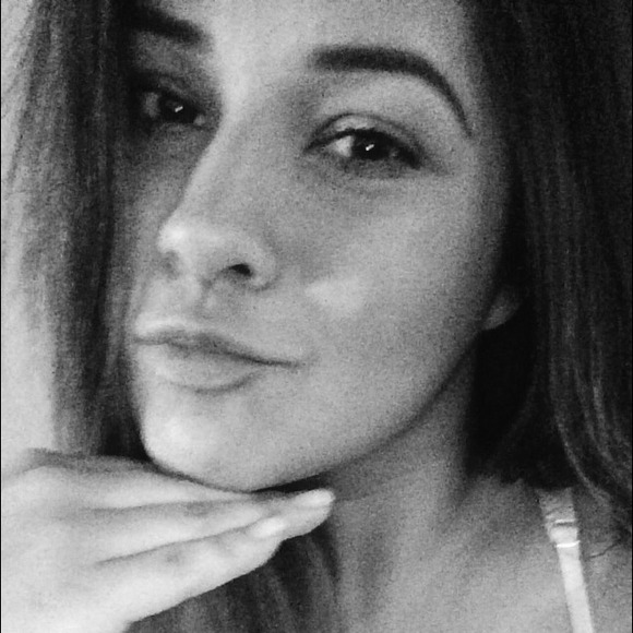 Profile Picture of Andrea Rocha (@drea2121) on Poshmark