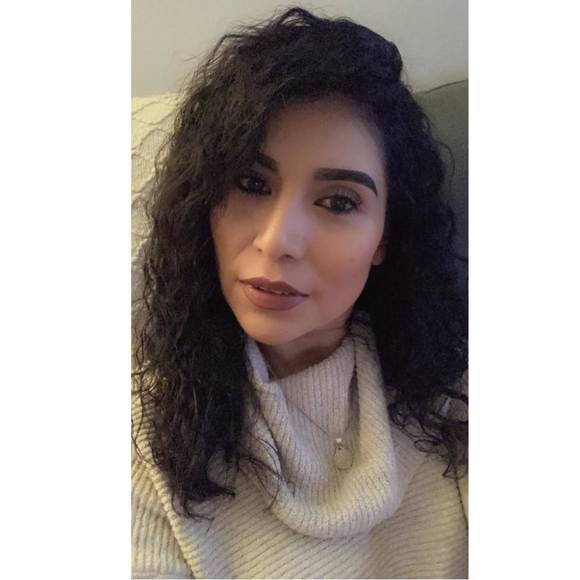 Profile Picture of Carolina Luvianos (@cluvianos) on Poshmark