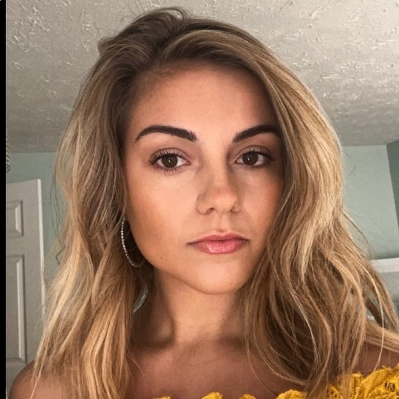 Profile Picture of Julia Valente (@juliavalente) on Poshmark