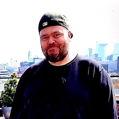Profile Picture of John Vincent (@JohnVincentLive) on Twitter