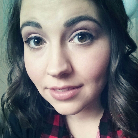 Profile Picture of Tia Zambotti (@teaahh) on Poshmark