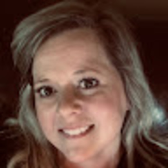 Profile Picture of Stephanie Hogland (@hoglands) on Poshmark