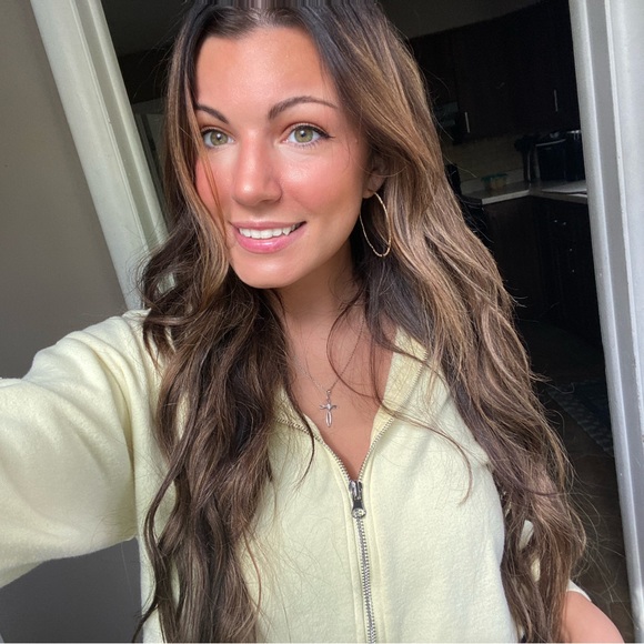 Gabrielle Currier - Poshmark Profile Picture of Gabrielle Currier (@gabriellerae618) on Poshmark