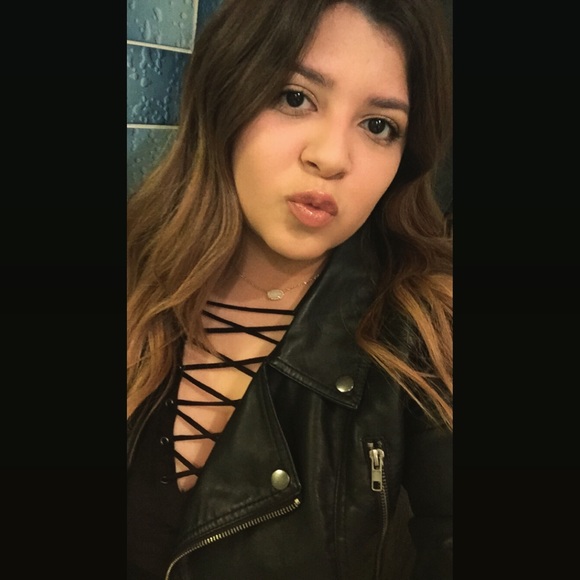 Profile Picture of Reyna Alvarado (@isselalv) on Poshmark