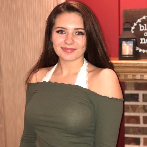 Profile Picture of Amber Naccarato (@ambernaccarato) on Poshmark