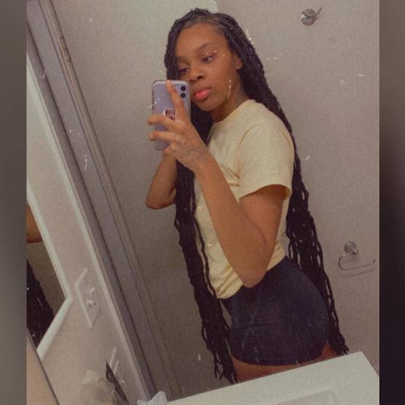 Kennedy Reynolds - Poshmark Profile Picture of Kennedy Reynolds (@alexandria1804) on Poshmark